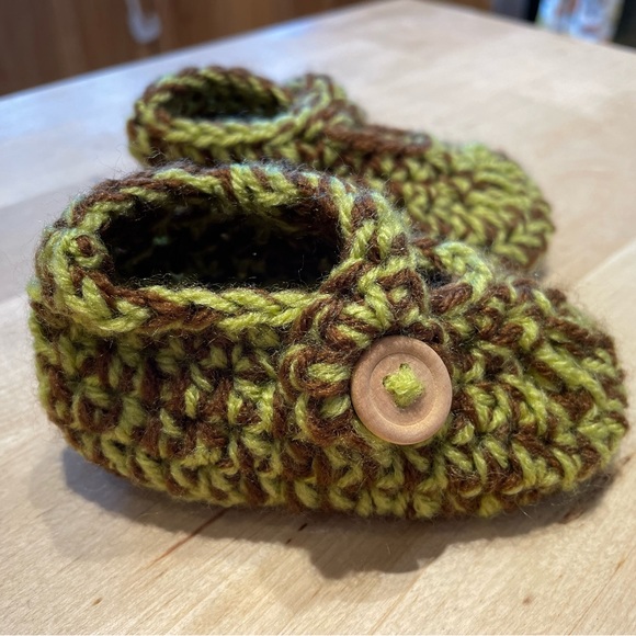 Knitted baby booties with straps and wooden buttons in green and brown - Picture 2 of 6